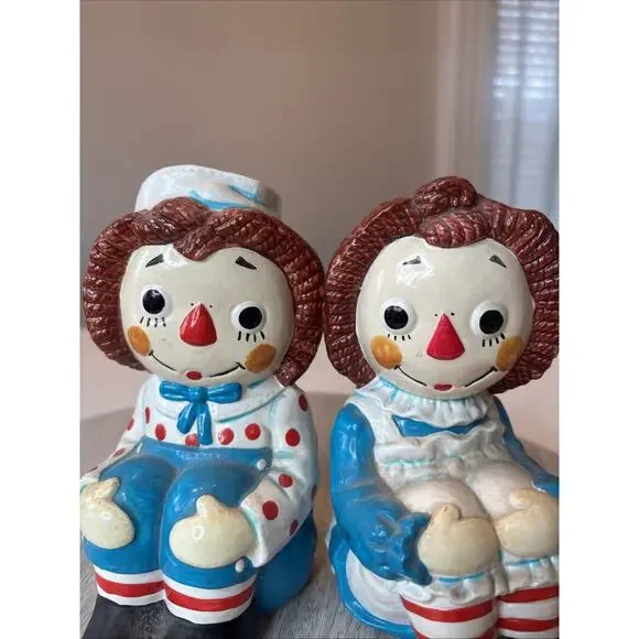 Vintage Raggedy Ann & Andy Ceramic Figurines Blue Outfit Sitting Pair Collectibl - Picture 3 of 5